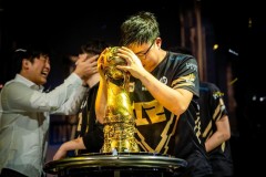 Faker关键操作引领T1勇夺赛点，团队配合完美掌控战局